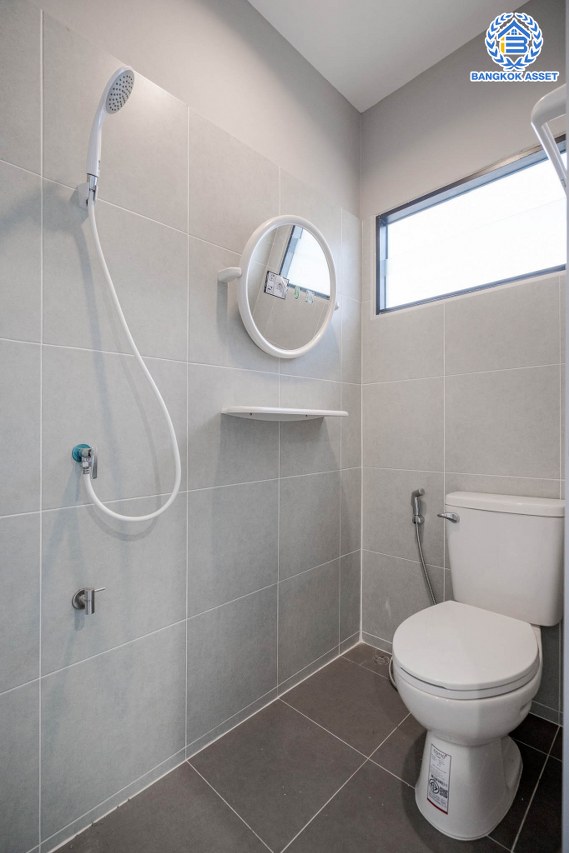 คฤหาสน์มือสองตกแต่งใหม่ โครงการ บ้านภาณุ ปิ่นเกล้า-บรมราชชนนี เนื้อที่ 142.7 ตร.ว. ฟังก์ชันจัดเต็ม 5 ห้องนอน 6 ห้องน้ำ 1 ห้องแม่บ้าน จอดรถได้ 4 คัน บนพื้นที่ใช้สอยเกือบ 451.5 ตร.ม. พร้อมพื้นที่สีเขียวสนามหญ้ากว้างขวาง ตอบโจทย์ครอบครัวใหญ่ บนทำเลศักยภาพ เชื่อมต่อทั้งถนนกาญจนาภิเษก และทางคู่ขนานลอยฟ้าบรมราชชนนี ใกล้ ม.มหิดล, สถานีขนส่งสายใต้ใหม่ และเซ็นทรัลปิ่นเกล้า